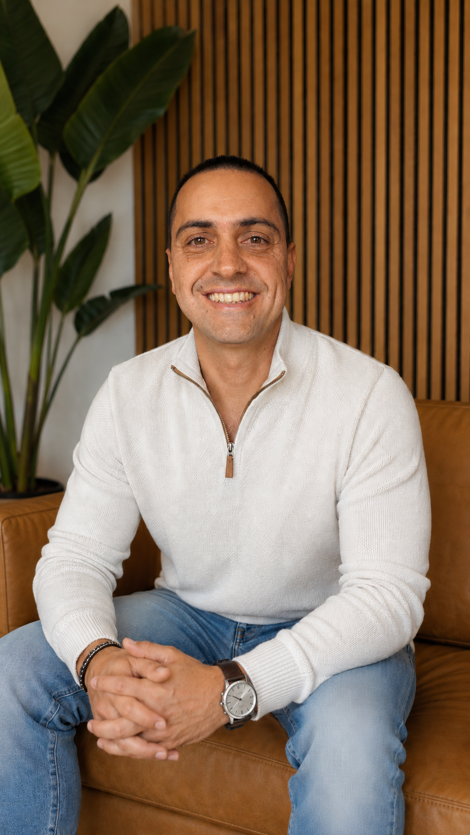 Max Brandão, hipnoterapeuta em Brasília, sentado e sorrindo para o visitante